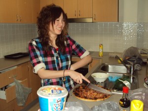 Zuii cutting the pizza Zuii cutting the pizza